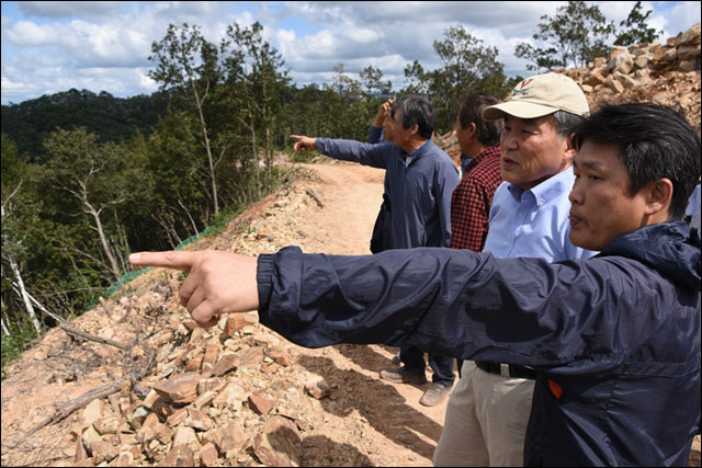 지난 9월 현장조사에 나선 이상돈 의원께 영양희망연대 정휘두 사무국장이 무참히 베어진 숲을 가르키며 설명하고 있다 ⓒ 대구환경연합 정수근