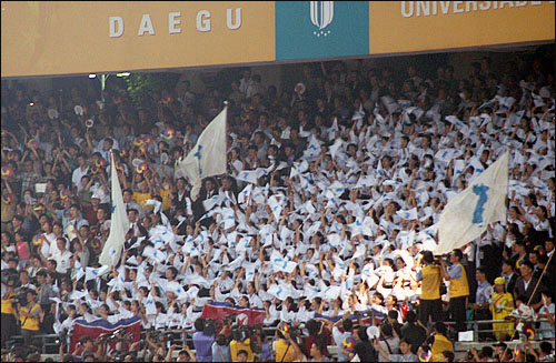 2003년 대구하계유니버시아드대회에서 북한 응원단이 한반도기를 흔들며 남북선수들을 환영하는 모습 / 사진 출처. 통일뉴스 자료사진