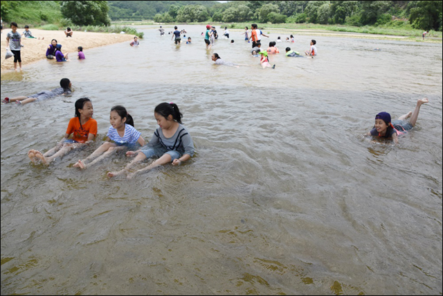 아이들이 강에 들어가서 맘껏 놀고 있다. 이것이 살아있는 강의 모습이다.ⓒ 대구환경운동연합 정수근