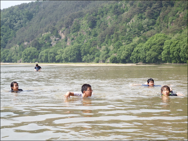 아이들이 안심하고 맘껏 뛰어놀 수 있는 강 내성천. 온몸으로 산 체험을 할 수 있는 이런 강은 흔치 않다.(2014.7) ⓒ 대구환경운동연합 정수근