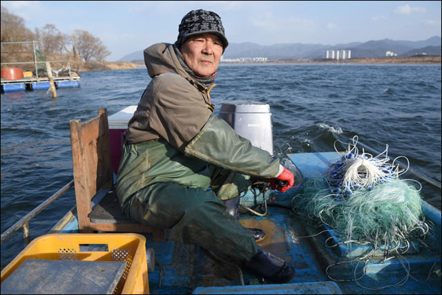 낙동강 어부 전상기 씨는 매일 조업에 나선다. 한달 벌이 20만원. 그렇지만 안 나갈 수가 없다. 그의 일이기 때문이다.ⓒ 대구환경운동연합 정수근