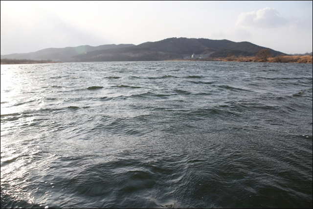 강이 아니라 호수로 변한 낙동강. 전상기 씨 배에서 바라본 낙동강의 모습.ⓒ 대구환경운동연합 정수근