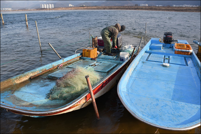 조업을 마치고 배를 대고 있는 고령 어민 전상기 씨ⓒ 대구환경운동연합 정수근