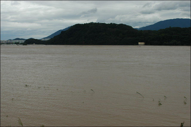 지난 2002년 8월 말 태풍 루사가 침공한 화원동산의 모습. 탐방로가 예정된 구간이 강한 강물에 휩쓸리고 있다. ⓒ 김종원
