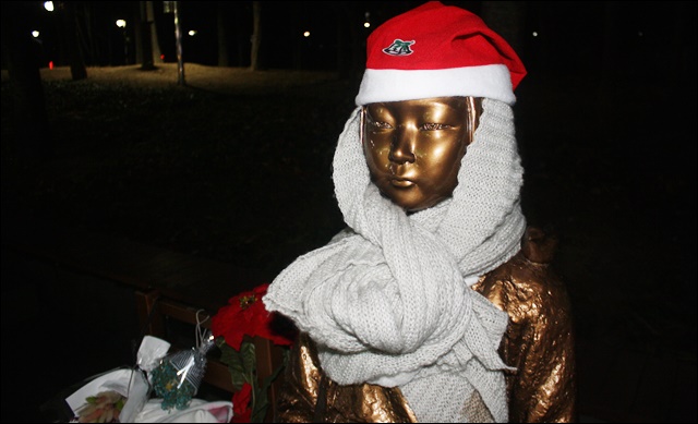 지난해 성탄절에 산타 모자를 쓴 대구 2.28공원 앞 소녀상 / 사진.평화뉴스 김영화 기자