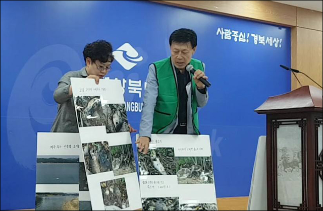낙동강사랑환경보존회 이태규 회장이 경상북도에서 기자회견을 열고 안동댐의 물고기와 새들의 죽음에 대해 설명하고 있다. 지난 7월의 모습. ⓒ 이태규