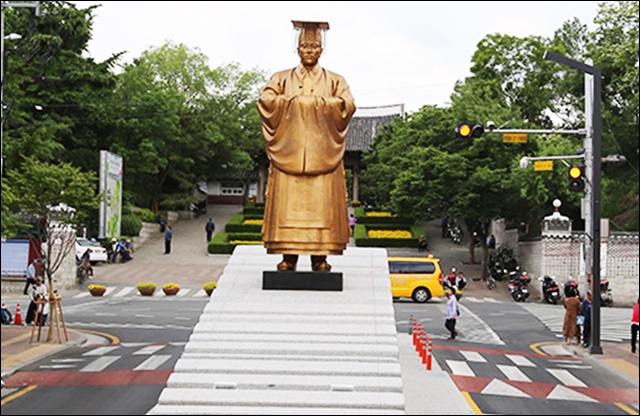 '역사 왜곡' 논란의 달성공원 앞 순종동상 / 사진 제공. 대구 중구청