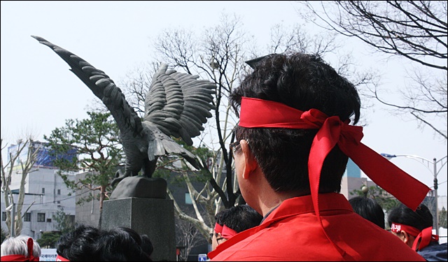 대구 시조(市鳥) 독수리 조형물과 붉은 머리띠를 맨 노동자(2018.3.29) / 사진.평화뉴스 김영화 기자