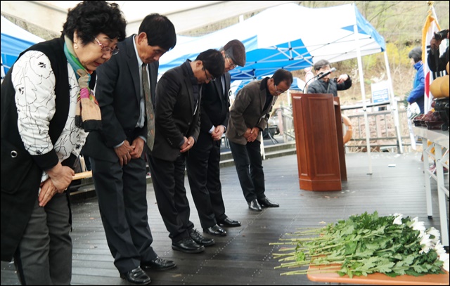 희생자들의 위패 앞에 헌화하는 유족들(2018.4.5.가창수변공원) / 사진. 평화뉴스 김지연 기자