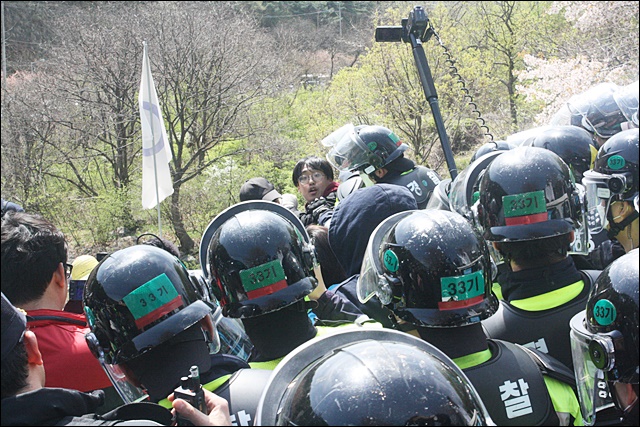 한 청년이 경찰에 포위돼 있다(2018.4.12) / 사진.평화뉴스 김영화 기자