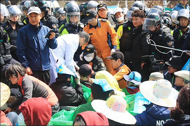 부상자가 발생해 의료진의 치료를 받고 있다(2018.4.12) / 사진.평화뉴스 김영화 기자