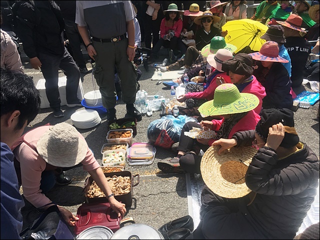 진밭교에서 점심 식사를 하는 주민들과 시민단체 활동가들(2018.4.12) / 사진.평화뉴스 김영화 기자
