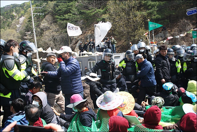 사드 공사를 반대하는 이들과 강제 해산하는 경찰들(2018.4.12) / 사진.평화뉴스 김영화 기자