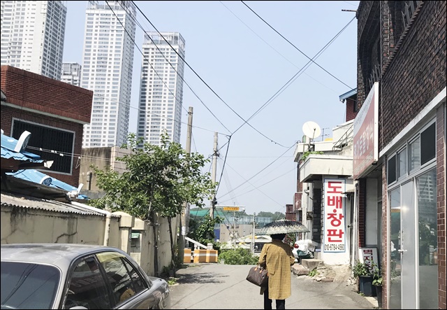 범어1동 고층 아파트 단지 사이에 남아 있는 오래된 주택가(2018.5.14.수성구 범어동) / 사진. 평화뉴스 김지연 기자