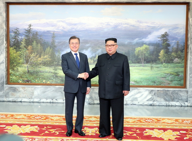 문재인 대통령과 김정은 국무위원장이 통일각 회담장 앞에서 기념 사진을 찍고 있다. ⓒ청와대