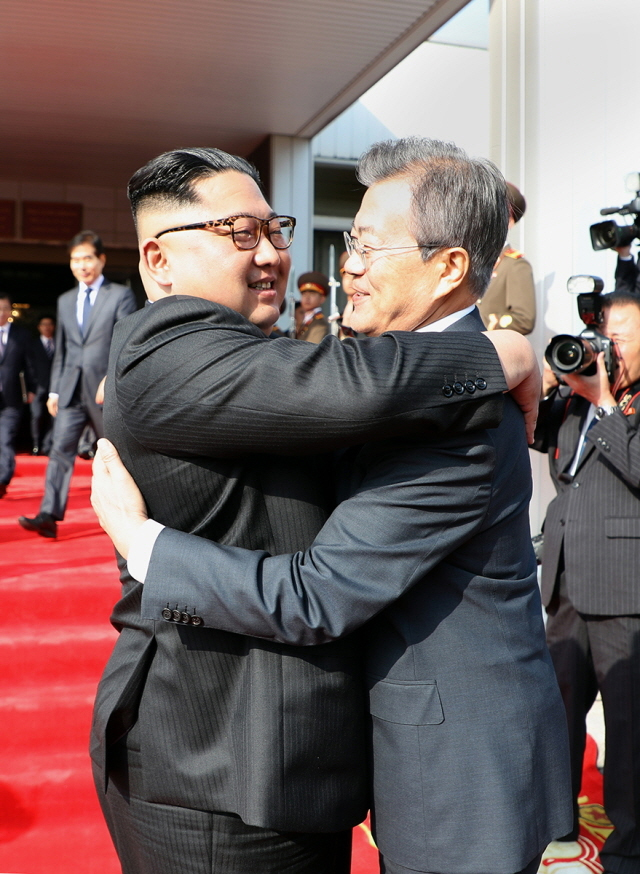 26일 통일각에서 2시간 동안의 정상회담을 마친 후 김정은 국무위원장이 문재인 대통령을 배웅하면서 포옹하고 있다. ⓒ청와대