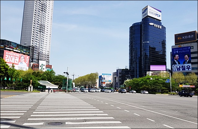 마주보는 민주당 남칠우, 한국당 김대권 수성구청장 후보 선거사무소 / 사진.평화뉴스 유지웅 기자