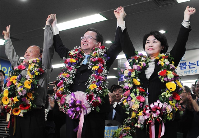 김부겸 수성구갑 국회의원 당선 당시 환호하는 모습(2018.4.13) / 사진.평화뉴스 김영화 기자