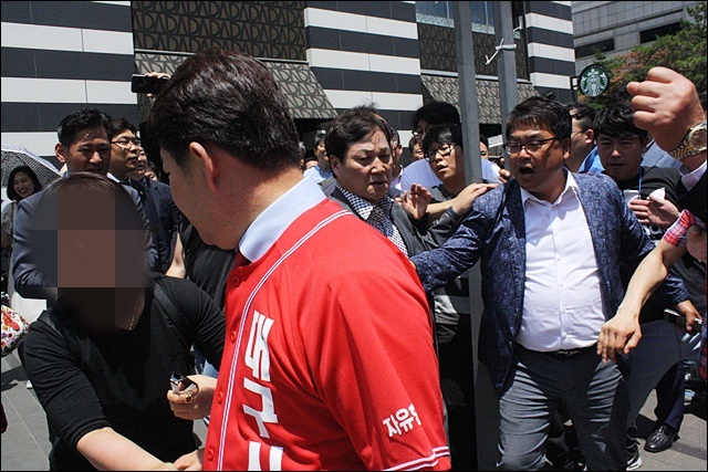 권 시장이 장애인 부모를 쳐다보고 있다 / 사진.평화뉴스 김영화 기자