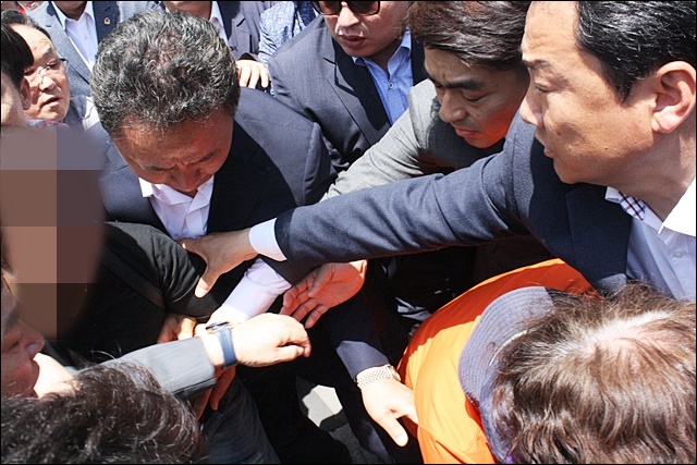 장애인 부모를 밀어내는 권 시장 측 인사들 / 사진.평화뉴스 김영화 기자