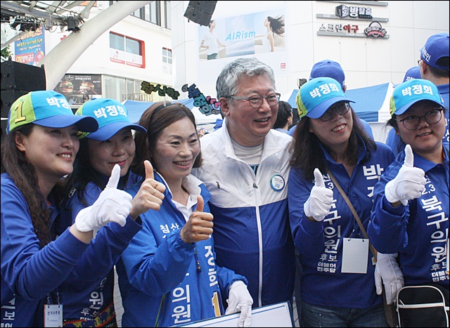 민주당 조응천 의원과 지지자들(2018.6.2) / 사진.평화뉴스 김영화 기자