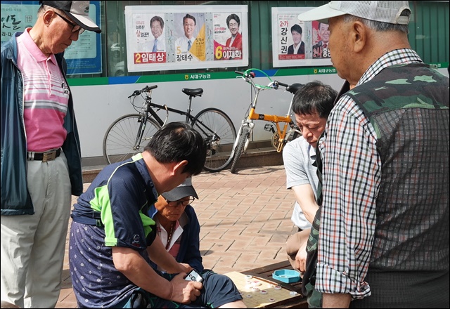 북비산네거리 앞 벤치에서 바둑두는 주민들(2018.6.9) / 사진. 평화뉴스 김지연 기자