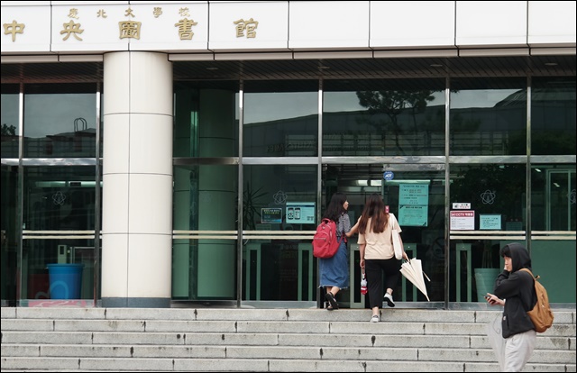 이른 아침부터 도서관에 들어가는 학생들(2018.6.11) / 사진. 평화뉴스 김지연 기자