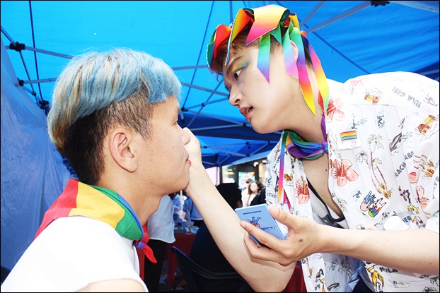 축제에 참가하기 위해 화장을 하는 성소수자들(2018.6.23) / 사진.평화뉴스 김영화 기자