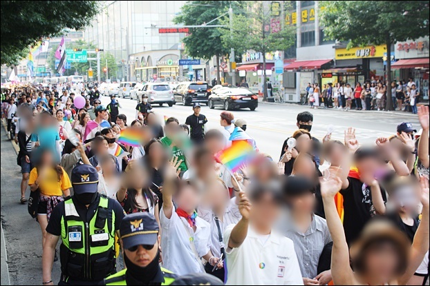 '자긍심 퍼레이드' 중인 참가자들(2018.6.23) / 사진.평화뉴스 김영화 기자