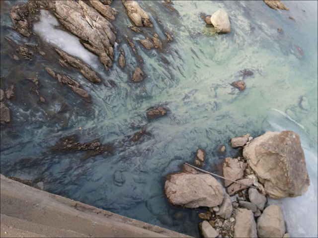 낙동강 최상류 영풍제련소 앞 낙동강에 이상한 물질이 포착됐다 / 사진.안동환경운동연합