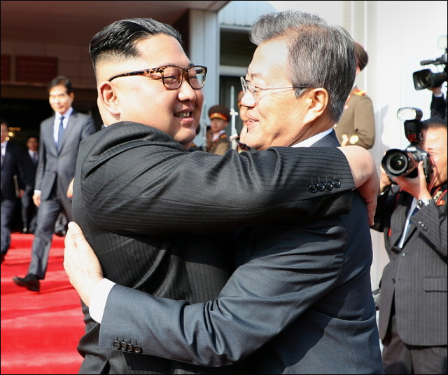 5월 26일 통일각에서 2시간 동안의 정상회담을 마친 후 김정은 국무위원장이 문재인 대통령을 배웅하면서 포옹하고 있다. / 사진 출처. 청와대