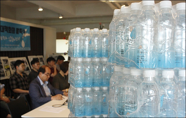대구상수도사업본부가 생산한 대구시 수돗물 브랜드 '달구벌 맑은물'이 회견장에 놓여있다