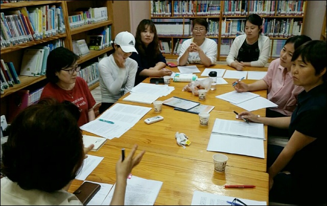 매주 금요일 마을도서관 아띠에서 글쓰기모임 '파피루스'가 열린다 / 사진. 김은령씨 제공