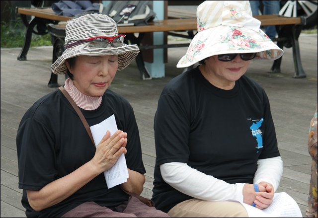 대구 '가창댐'에서 위령제를 지내는 유족들(2018.8.30) / 사진. 평화뉴스 김지연 기자