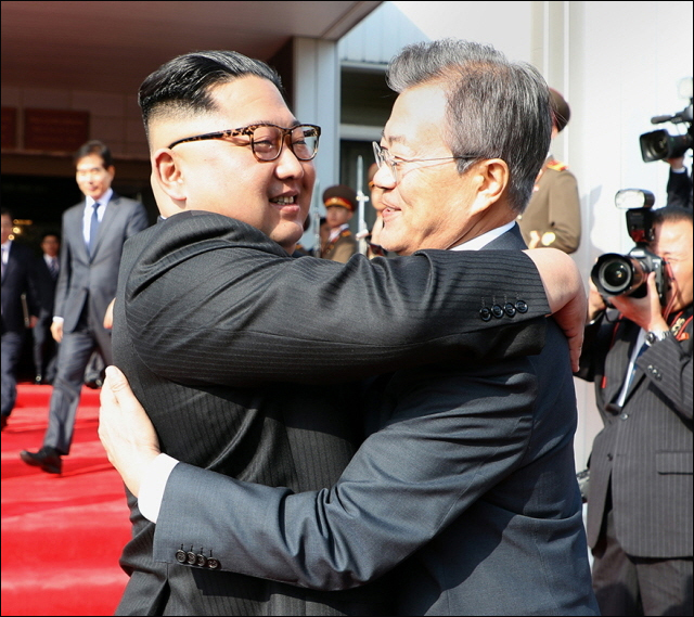 <남북정상회담> 5월 26일 통일각에서 2시간 동안의 정상회담을 마친 후 김정은 국무위원장이 문재인 대통령을 배웅하면서 포옹하고 있다. ⓒ청와대