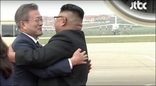 3차남북정상회담 첫날 평양에서 만나 포옹하는 문재인 대통령과 김정은 위원장 / 화면 캡쳐.JTBC