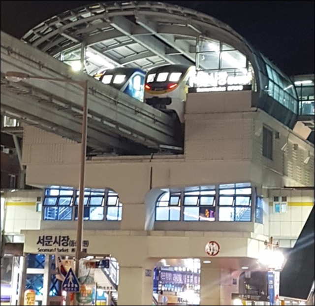 2일 퇴근길 저녁 서문시장역에 멈춰선 도시철도 3호선 열차 / 사진. 독자 김동은(47)씨 제공