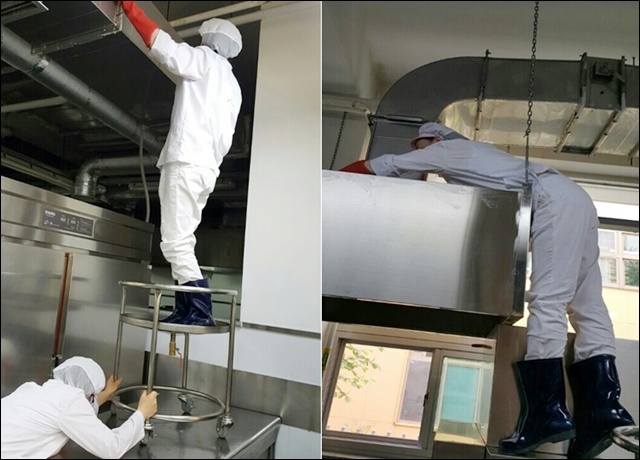 정기적으로 천장 후드 청소를 하는 학교 급식노동자들 / 사진. 학비노조대구지부