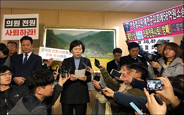 예천군의회 신향순 부의장이 징계안 의결 내용을 발표 중이다(2019.2.1) / 사진.독자 제공