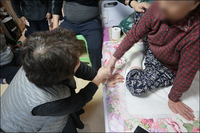 "내 팔심 아직 세오"...이인순 '희움' 관장과 팔씨름하는 할머니(2019.1.30) / 사진.평화뉴스 김영화 기자