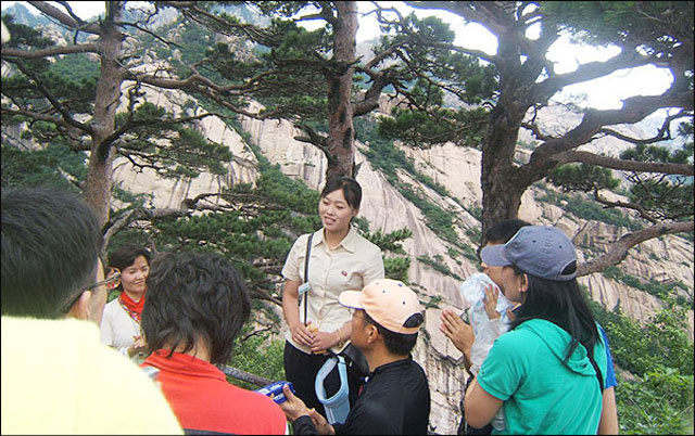 금강산 상팔담에서 해설하는 북측 안내원(2008년 7월) / 사진. 김두현