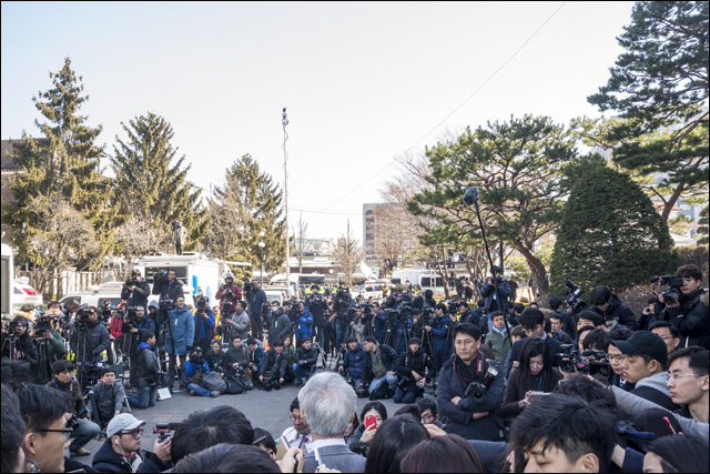 2017년 3월 10일 오전 11시 37분 헌법재판소 대심판정 입구. 수많은 기자들이 헌재 앞에 운집해 인터뷰를 촬영하고 있다. / 사진. 김도균