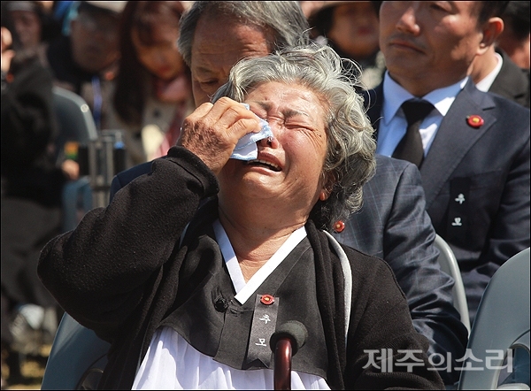 자신의 이야기를 손녀가 4.3추념식 장에서 참가자들에게 들려주자 김연옥 할머니가 오열하고 있다. / 사진. 제주의소리