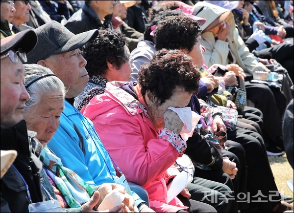 제71주년 제주4.3희생자 추념식에 참가한 희생자 유족들이 김옥연 할머니의 사연을 듣던 중 곳곳에서 오열했다. / 사진. 제주의소리