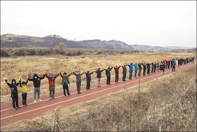 평화누리길에서 평화인간띠잇기 중인 시민들(2019.3.6) / 사진.DMZ평화인간띠운동본부 페이스북