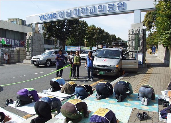 "해고자 복직" 촉구 108배(2012.10.24.영남대의료원 앞) / 사진. 평화뉴스 김영화 기자
