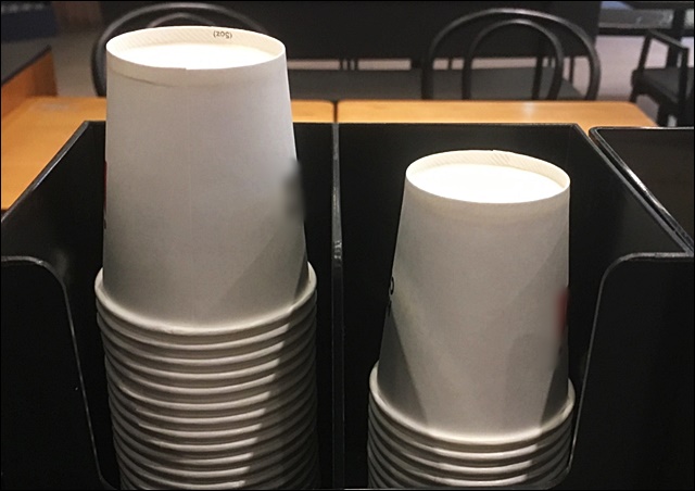 일회용 플라스틱 빨대와 함께 규제 대상에서 빠진 일회용 종이컵도 매장에 놓여져 있다