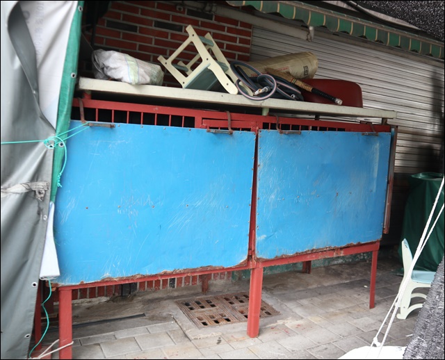 일부 철창에는 가림막을 설치해 안을 볼 수 없게 했다(2019.7.12) / 사진.평화뉴스 김영화 기자