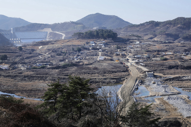 영주댐 공사가 한창일 당시 촬영한 수몰마을 전경. ⓒ프레시안(최형락)