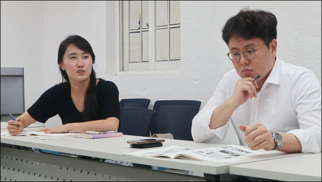 (왼쪽부터) 이경남 독자위원, 김무락 독자위원 / 사진. 평화뉴스 김영화 기자